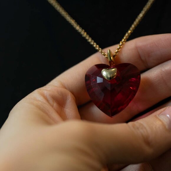 Beautiful Swarovski Heart Necklace - Picture 3 of 7